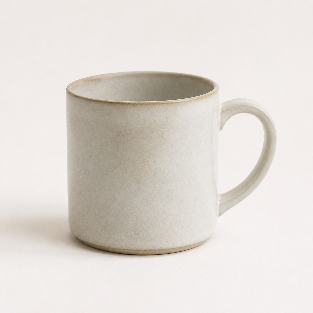 白い磁器のマグカップ
